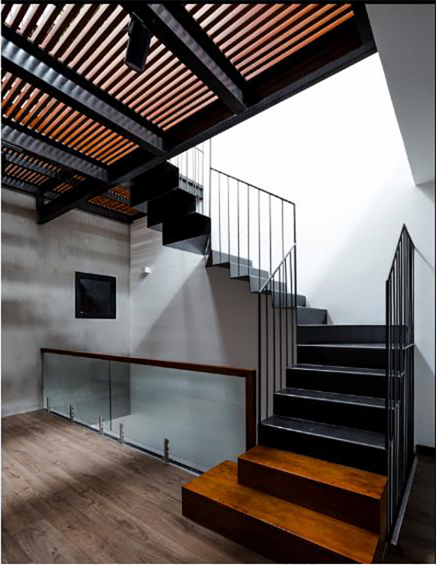 Cầu thang độc đáo làm từ gỗ và sắt là một điểm nhấn cho không gian nội thất 