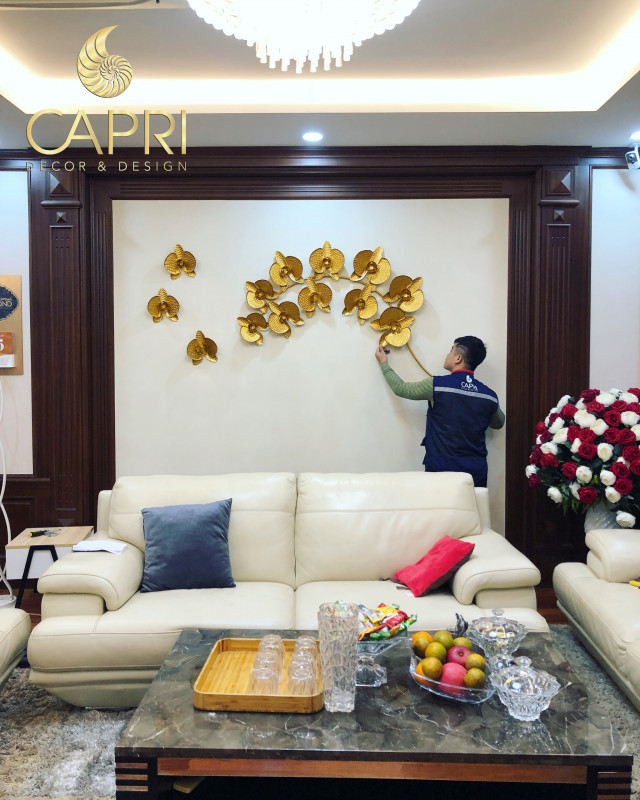 Đội ngũ kĩ thuật Capri Home lắp đặt nội thất tại biệt thự của khách hàng